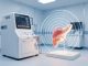 Illustration médicale réaliste d’un échographe ultrarapide dans une salle hospitalière, avec des ondes ultrasonores visibles autour d’un organe anatomique.