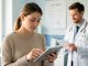 Une jeune femme consulte des informations de santé sur une tablette tandis qu’un médecin souriant apparaît en arrière-plan dans une clinique lumineuse et rassurante.