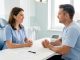 Une patiente adulte échange calmement avec un chirurgien-dentiste dans un cabinet lumineux, avec un devis posé sur le bureau.